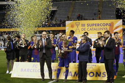 Celebració a la gespa de la III Supercopa, que s'ha emportat el Barça.
