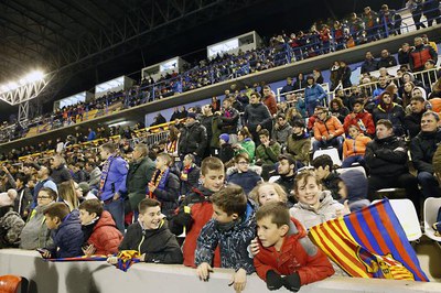 El Camp d'Esports ple, en el partit de la Supercopa, que han disputat avui Barça i Espanyol, amb molta presència de futbol base..