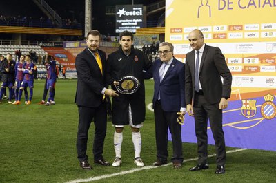 En acabar el partit, s'ha fet el lliurament de trofeus al Barça i l'Espanyol, que han disputat la III Supercopa al Camp d'Esports.