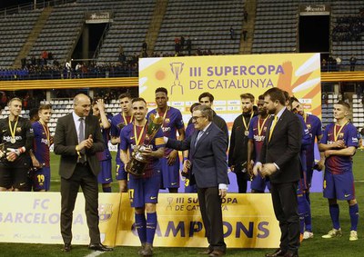 L'alcalde, Àngel Ros, i el president de la FCF, Andreu Subias, lliurant els trofeus i medalles de la Supercopa, als jugadors del Barça i l'Espanyol.