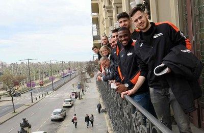 La tinent d'alcalde Montse Mínguez ha fet de 'cicerone' de la delegació d'esportistes.