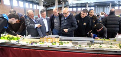 El tinent d'alcalde i els regidors de la Paeria davant la maqueta de l'estació Lleida-Pirineus que s'exposa a la fira.