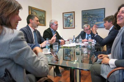 Una altra imatge de la reunió amb els representants de SCC i amb la presidenta del grup del PP, Dolors López.