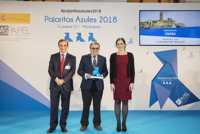 El representant d'ASPAPEL i la secretaria d'Estat de Medi Ambient, María García, han lliurat el guardó a l'alcalde.