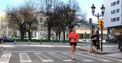 Al final de la rambla Ferran, els participants giraven per retornar al punt de sortida.