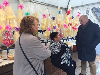La plaça de la Catedral acull fins al 25 de març el tradicional Mercat de Palmes i Palmons.