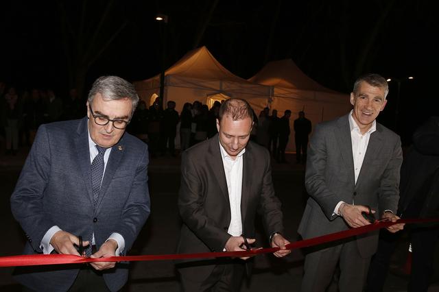 L'alcalde ha tallat la cinta d'inauguració de l'ampliació de les oficines