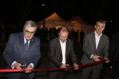 L'alcalde ha tallat la cinta d'inauguració de l'ampliació de les oficines.