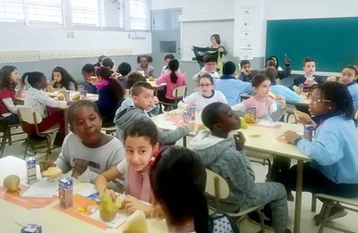 El programa Esmorzars Saludables permet els escolars aprendre bons hàbits alimentaris i quins són els aliments necessaris i quins s’han d’evitar en e….