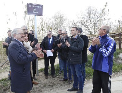 L'alcalde ha descobert la placa juntament amb els representants de les partides de l'Horta i la resta de regidors.