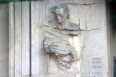 L'escultura va ser inaugurada amb motiu del 50 aniversari de la mort del poeta.