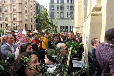 Centenars de lleidatans i lleidatanes s'han aplegat al pòrtic de la Catedral Nova amb les seves palmes i palmons.