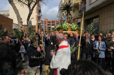 Mn. Joan Jové, com a rector de Pardinyes, beneint les palmes abans de la processó de la Somereta.