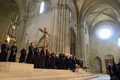 Dins del temple, els portants s'han situat al presbiteri.