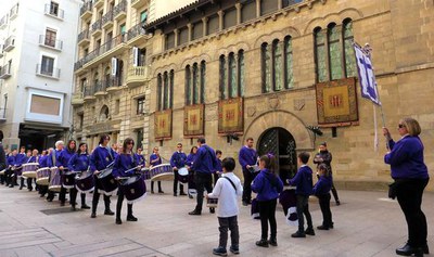 El grup de tambors de la confraria de la Casa de Aragón ha.