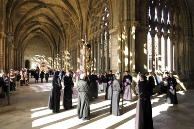 Els feligresos han entrat per la Porta dels Fillols al claustre de la Seu Vella.
