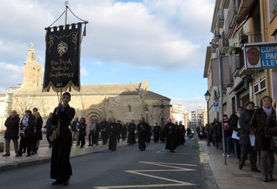 La sortida del via crucis del Centre Històric ha sigut des de l'església vella de Sant Martí.