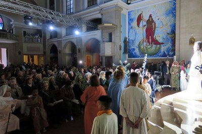 L'església s'omple de gom a gom amb motiu de la representació teatralitzada de la Passió de Crist.