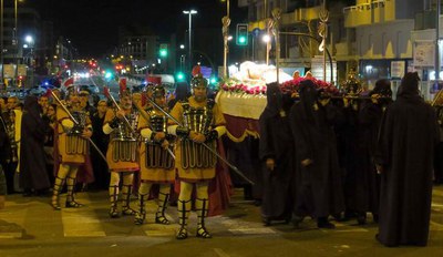 El Crist jacent, custodiat pels Armats de la Sang.