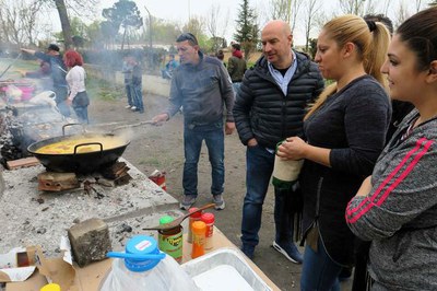 L'alcalde accidental Rafael Peris ha saludat els ciutadans en la seva visita al recinte de les Basses.
