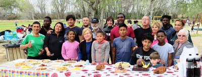 Les famílies s'han aplegat per menjar la 'mona'.