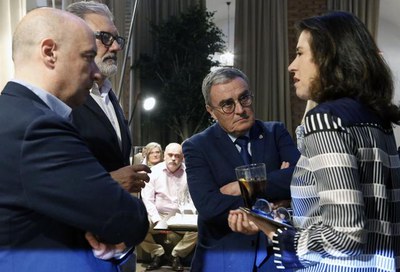 L'alcalde, acompanyat per Rafael Peris i Fèlix Larrosa, parlant amb Alarcó.