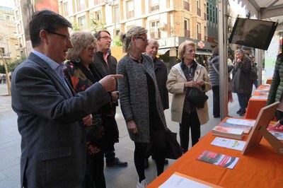 Aquest divendres s'ha instal·lat la VIII Fira d’Entitats de Voluntariat Social a la plaça de la Catedral.