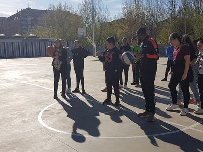 El jugador del Força Lleida, Jarred OGUNGBEMI-Jackson, ha realitzat la sessió als alumnes de l'escola Santa Maria de Gardeny.