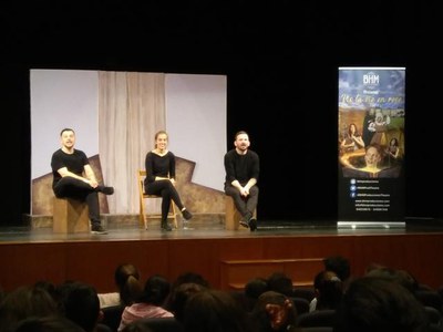 Al voltant de 900 alumnes han assistit a la representació en francès de “Vis, la vie en rose” al Teatre Municipal de l'Escorxador.
