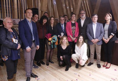 Les autoritats locals amb els primers creadors que acull la Casa de Fusta.