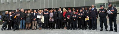 Imatge amb tots els participants en l'acte, a l'esplanada de la caserna de la Guàrdia Urbana.