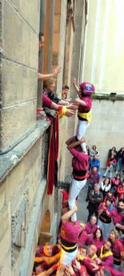 La tinent d'alcalde Montse Parra ha estat l'encarregada d'agafar l'enxaneta des de la finestra de la Paeria en finalitzar la diada.