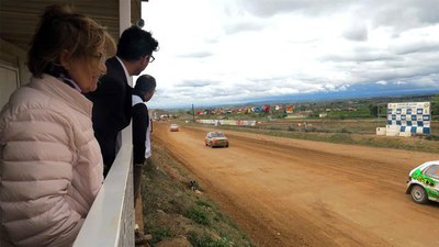 La tinent d'alcalde i regidora d'Esports, Montse Parra, mirant una de les curses.