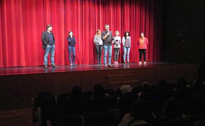 La inauguració de la Trobada de Teatre de Secundària ha tingut lloc aquest matí amb la participació de la regidora Rosa Salmerón i el delegat d'Ensen….