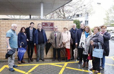 Els familiars, les autoritats i els veïns posen davant la placa que dóna nom al carrer.