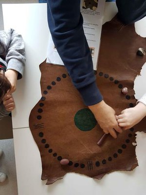 També es fomenta la interrelació entre els nens i les nenes a través del joc.