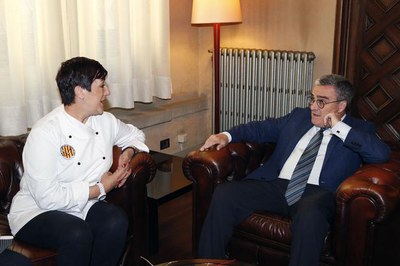 El paer en cap, Àngel Ros, i la presidenta del Gremi de Forners de les Terres de Lleida, Pilar Marqués, en la recepció d'aquest dimarts a la Paeria.