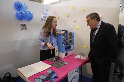 Àngel Ros ha saludat els i les joves que han participat en el nou Espai Emprenedoria a la Fira de Formació i Treball “F&T”.