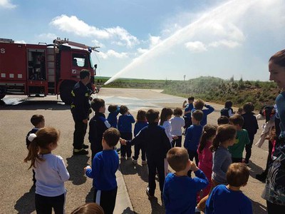 Els escolars també visiten el parc de bombers de l'aeroport.