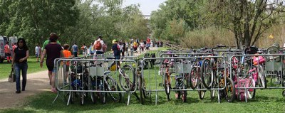 Tot el matí, centenars de famílies han fet cap al parc de la Mitjana.