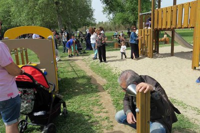 El tinent d'alcalde ha provat el telèfon sense fils amb un dels nens del parc.