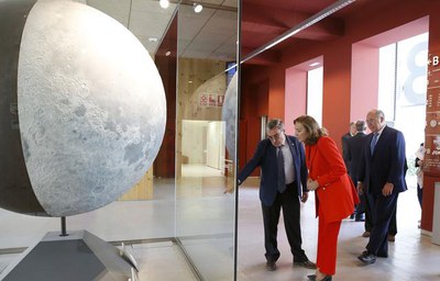 L'alcalde mostra a Carmen Vela la maqueta de la  lluna de Joan Oró.