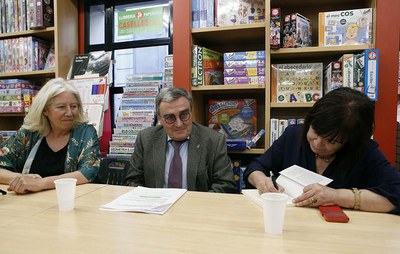 Narbona signa un exemplar del seu llibre a l'alcalde de Lleida.