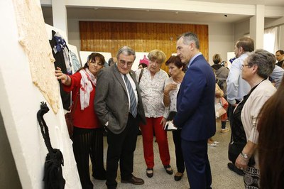 L'alcalde ha inaugurat l'exposició de tall i confecció de la Vocalia de Dones.