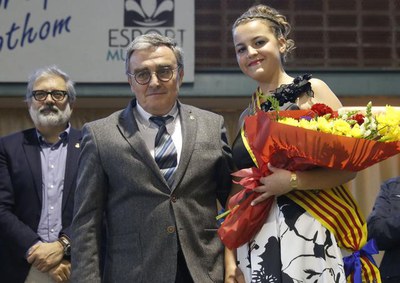 L'alcalde Ros ha imposat la banda a la pubilla del barri.