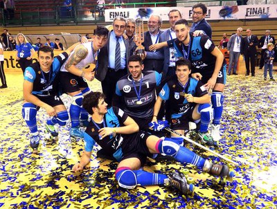 Jugadors i aficionats gaudint de la copa conquerida.