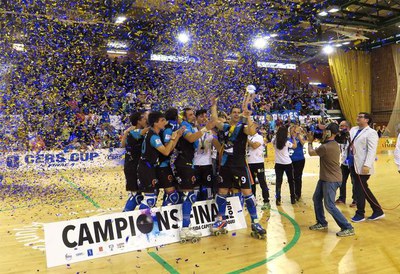 Pluja de confeti pels campions.