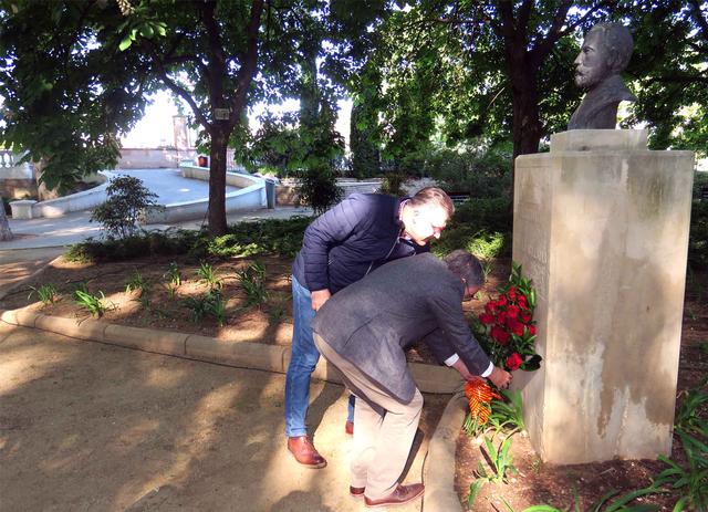 Ofrena floral a Pablo Iglesias amb el secretari general d'UGT-Terres de Lleida