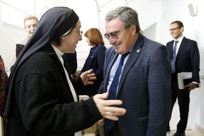 L'alcalde, Àngel Ros, amb Sor Lucia Caram, en la jornada empresarial per presentar el programa #Invulnerables.