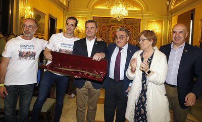 L'alcalde ha fet entrega al club d'una reproducció de la Falcata d'Indíbil i Mandoni.